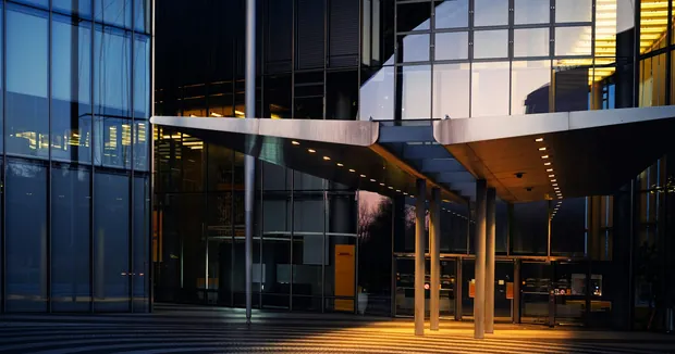 Entrada de edificio corporativo con fachada de vidrio