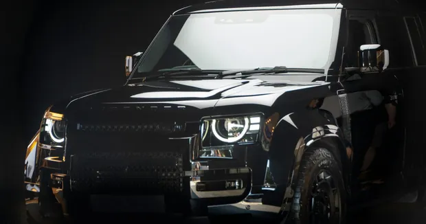 Camioneta SUV negra en un estudio oscuro